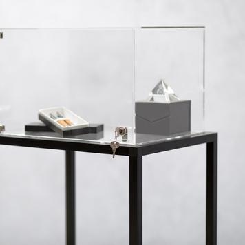 Haubenvitrine „Construct-Black“